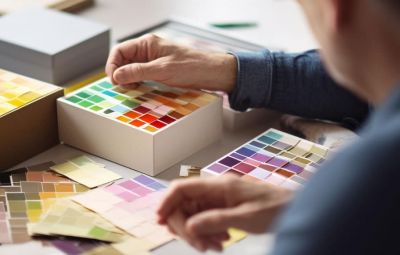 Expert knowledge - Examining color swatches for custom design packaging