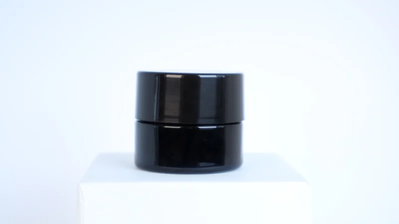 round 5mL omni blue jar closed with lid