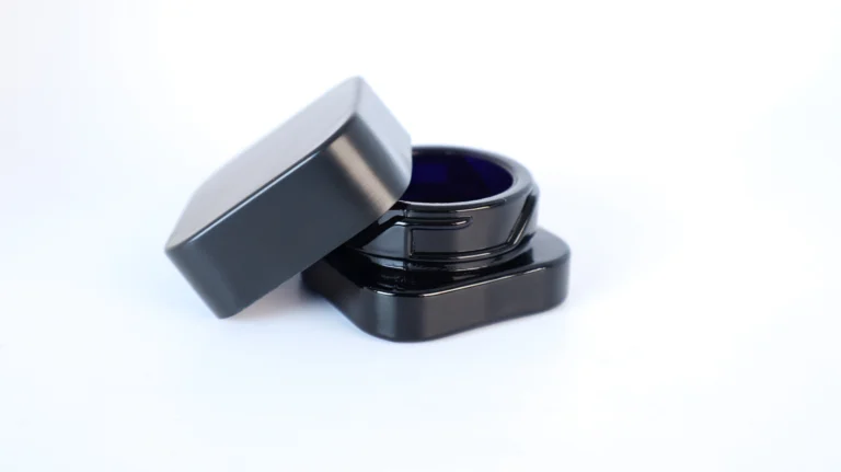 Square Omni 5mL lid leaning